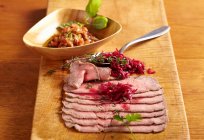 Sliced cold roast beef with tomato vinaigrette and onion confit — Foto stock