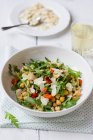 Salat aus Rucola, geröstetem Paprika, Kichererbsen und Mandeln — Stockfoto