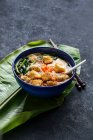 Pan de canh - sopa de fideos vietnamitas con espinacas de agua, tofu frito y bolas de pescado - foto de stock