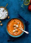 Vegane Tomatensuppe mit Croutons — Stockfoto