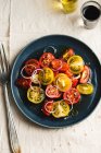 Salada de tomate amarelo e vermelho com óleo e vinagre — Fotografia de Stock