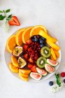 Salada de frutas de verão com frutas exóticas e bagas — Fotografia de Stock
