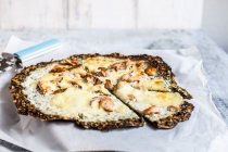 Pizza Bianca mit Grünkohl, Kräutercreme, Lachs und Mozzarella — Stockfoto