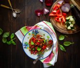 Ratatouille com pimentas vermelhas beringela courgette cebolas vermelhas e manjericão — Fotografia de Stock