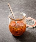 Hausgemachte Marmelade in einem Glas auf einem hölzernen Hintergrund. — Stockfoto