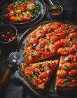 Томатная пицца с оливками и кедровыми орехами — стоковое фото