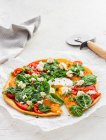 Pizza Socca con espinacas, tomates y huevo - foto de stock