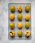 Muffins con matcha, naranja sangre y pasas - foto de stock