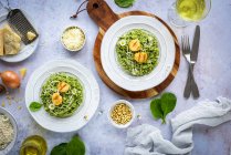 Spinach risotto with grilled scallops — Stock Photo
