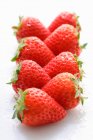 Deux rangées de fraises fraîchement lavées — Photo de stock