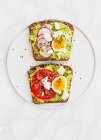 Offene Sandwiches mit Tomate. Radieschen, Eier und pürierte Avocado — Stockfoto