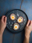 Fleischroulade gefüllt mit hartgekochtem Ei und Spinat — Stockfoto