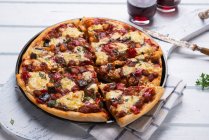 Pizza cuite au four avec ratatouille et fromage végétalien — Photo de stock