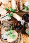 Prato de queijo com pão, picles e ervas — Fotografia de Stock