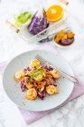 Salada com camarões, camarão e abacate, servida com ervas frescas e nozes — Fotografia de Stock