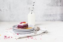 Кусок малинового пирога из панны с куркумой — стоковое фото