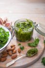 Hausgemachtes Grünkohl-Mandelpesto mit Knoblauch, Olivenöl und Meersalz — Stockfoto