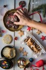 Verschiedene Weihnachtsplätzchen, weibliche Hand beim Dessert — Stockfoto