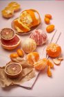 Varios cítricos mandarinas, pomelo rosa, kumquat, naranja y naranja sangre - foto de stock