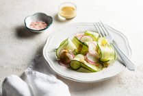 Огурец и салат из редиса с укропом и горчичным соусом — стоковое фото