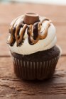 Schokoladen-Cupcake mit Zuckerguss und Schokolade auf der Oberseite — Stockfoto