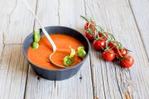 Tomato sauce with basil — Stock Photo
