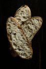 Rebanadas de pan de masa agria sobre fondo negro - foto de stock