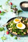 Massierter Grünkohl-Kichererbsensalat mit weich gekochtem Ei — Stockfoto