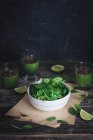 Шпинат и зеленый коктейль из шпината. — стоковое фото