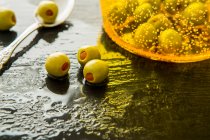 Olive verdi farcite con peperoni — Foto stock