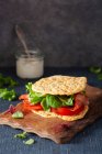 Ein Sandwich mit Speck, Salat und Tomaten auf Wolkenbrot (Keto-Küche)) — Stockfoto
