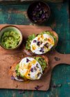 Grilled bread with avocado and egg - foto de stock