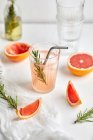 Грейпфрутовый розмариновый коктейль с крупным планом — стоковое фото