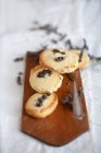 Primer plano de deliciosas galletas de mantequilla con lavanda - foto de stock