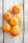 Naranjas amargas con ralladuras - foto de stock