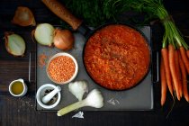 Guisado de lentilha com cenouras, cebolas e alho — Fotografia de Stock