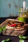 Sandwich de gofre vegano con verduras a la parrilla y pesto - foto de stock
