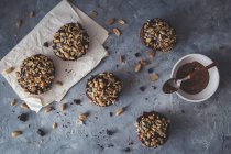 Vegane Krapfen mit Karamellfüllung, Schokoladenganache und Erdnüssen — Stockfoto