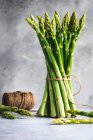 Un bouquet d'asperges vertes — Photo de stock