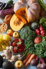 Tisch voller Obst und Gemüse der Saison — Stockfoto