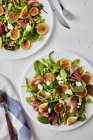 Salat mit frischen Feigen, Schinken, Ziegenkäse und Walnüssen — Stockfoto