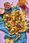 Mexikanische Ofen-Nachos mit Käse und Jalapenos — Stockfoto