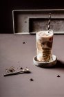 Zuckerfreier Wecksmoothie mit Banane, Joghurt, Kaffee und Leinsamen — Stockfoto