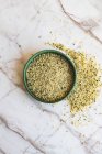 Крупним планом знімок смачного насіння меленої конопель для виготовлення песто — стокове фото