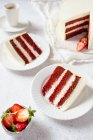 Красный бархатный торт с клубникой — стоковое фото