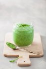 Ein Glas vegane Rucola und Cashewnuss-Pesto — Stockfoto