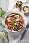 Вегетаріанський салат з сочевицею з фетою — стокове фото
