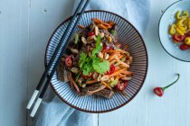 Asiatischer Rindfleischsalat mit Gemüse und Erdnüssen — Stockfoto