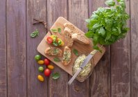 Pane con burro di basilico — Foto stock