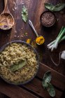 Kritharaki greco con lenticchie e alloro — Foto stock